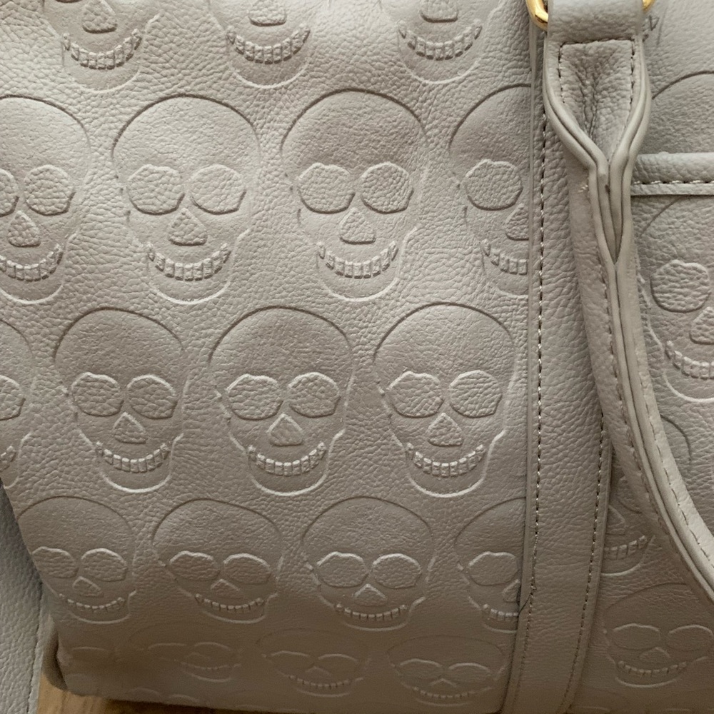 BETSEY JOHNSON SKULL DUFFLE BAG, BETSEY JOHNSON Skull Embossed Weekender - Picture 7 of 10